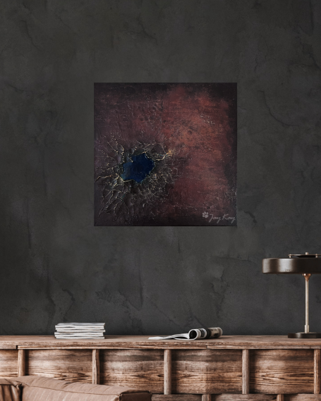 Beneath Silent Earth Abstrakte Kunst mit dunklem Hintergrund und blauen Akzenten, an einer Wand aufgehängt.