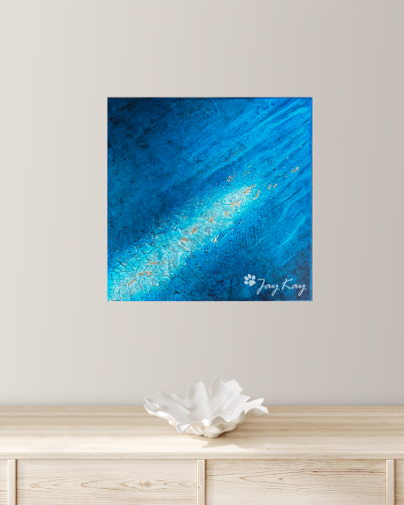 Yaena Abstrakte blaue Kunst mit goldenen Akzenten, auf einer hellen Wand über einem Regal.