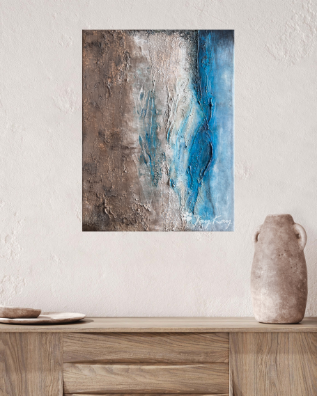 Traces of my Soul Abstrakte Wandkunst mit Blau- und Erdtönen in einem hellen Raum mit Holzoberfläche.