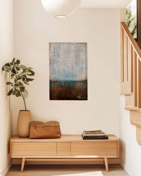 Stillness Moderne Wohnraumgestaltung mit Holzkommode, Pflanze und abstraktem Kunstwerk an der Wand.